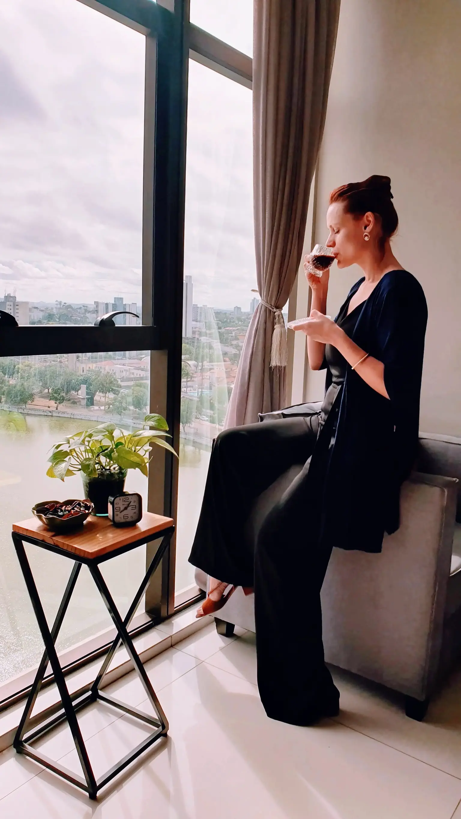 Retrato profissional da psicóloga Raissa Ramos na página de serviços